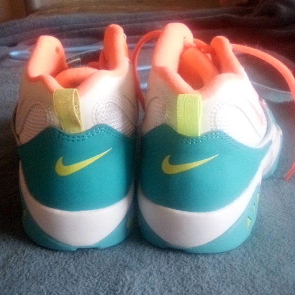 NIKE AIR Shoes - Picture 3 of 4